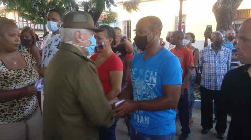 Con la colocación de ofrendas florales a nombre del pueblo de Cuba en el Callejón del Muro, donde hace 65 años asesinaron a Frank País y Raúl Pujol, los santiagueros recordaron hoy a los valerosos jóvenes.