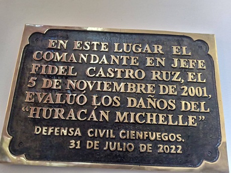 La develación de tarjas conmemorativas, en la Región militar Cienfuegos y en la sede provincial del Poder Popular, por las visitas del Comandante en Jefe Fidel Castro Ruz luego del paso de los huracanes Lili y Michelle, en 1996 y 2001