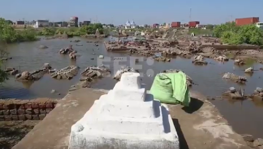 🎧 Cementerios bajo las aguas, el reto de enterrar a los muertos en Pakistán